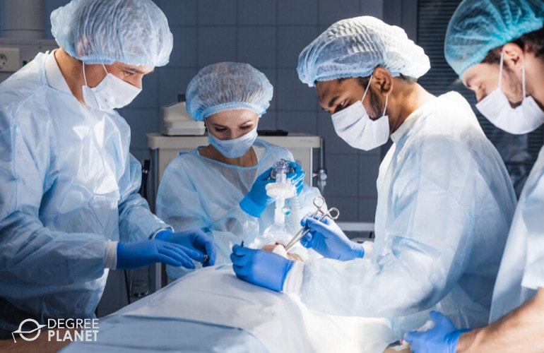 nurse anesthetist helping a doctor