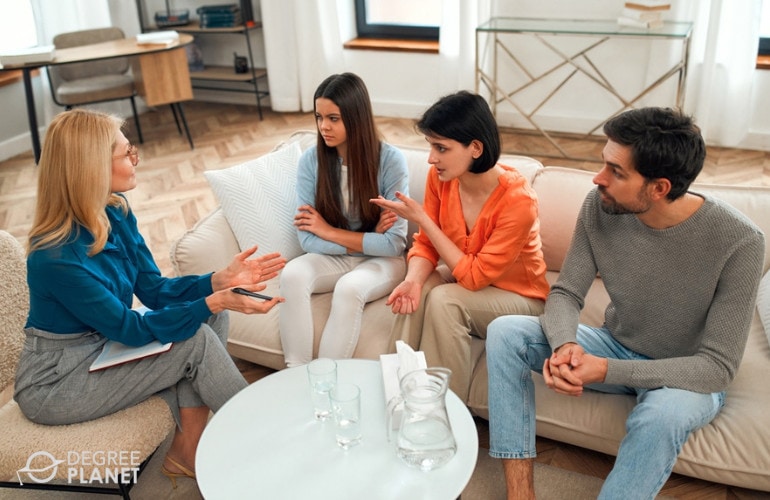 therapist counseling a family