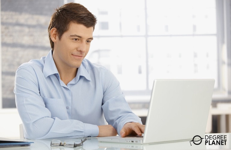 Man choosing bachelor's in Organizational Psychology Degree online