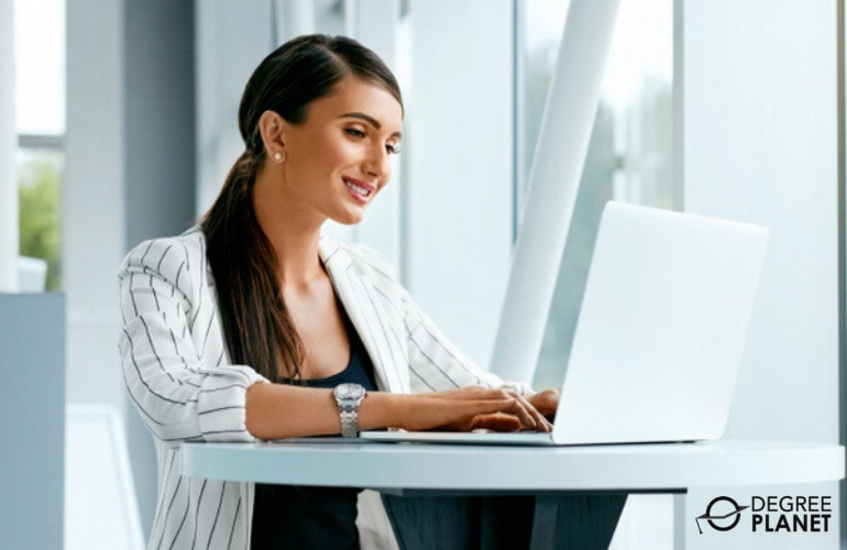 Woman pursuing EdD in Organizational Leadership online