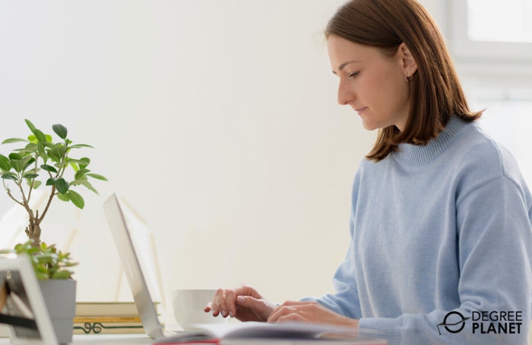 Woman taking Masters in Organizational Psychology online