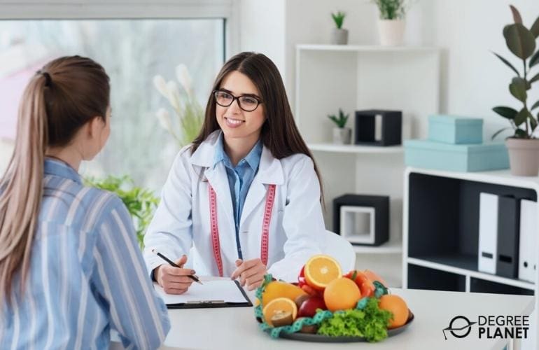 Nutritionist with Integrative Health Degree, discussing with client