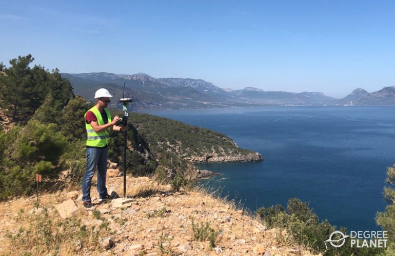 Man with Geoscience Degree, working as Surveyor